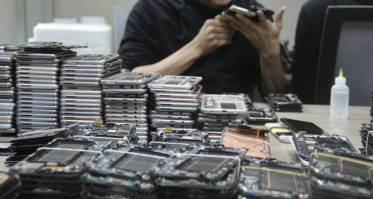 2026-cı ildə iPhone LCD ekran qiymətləri qütbləşir: Təmir sexləri niyə yenilənmiş orijinal displeylərə qayıdırlar